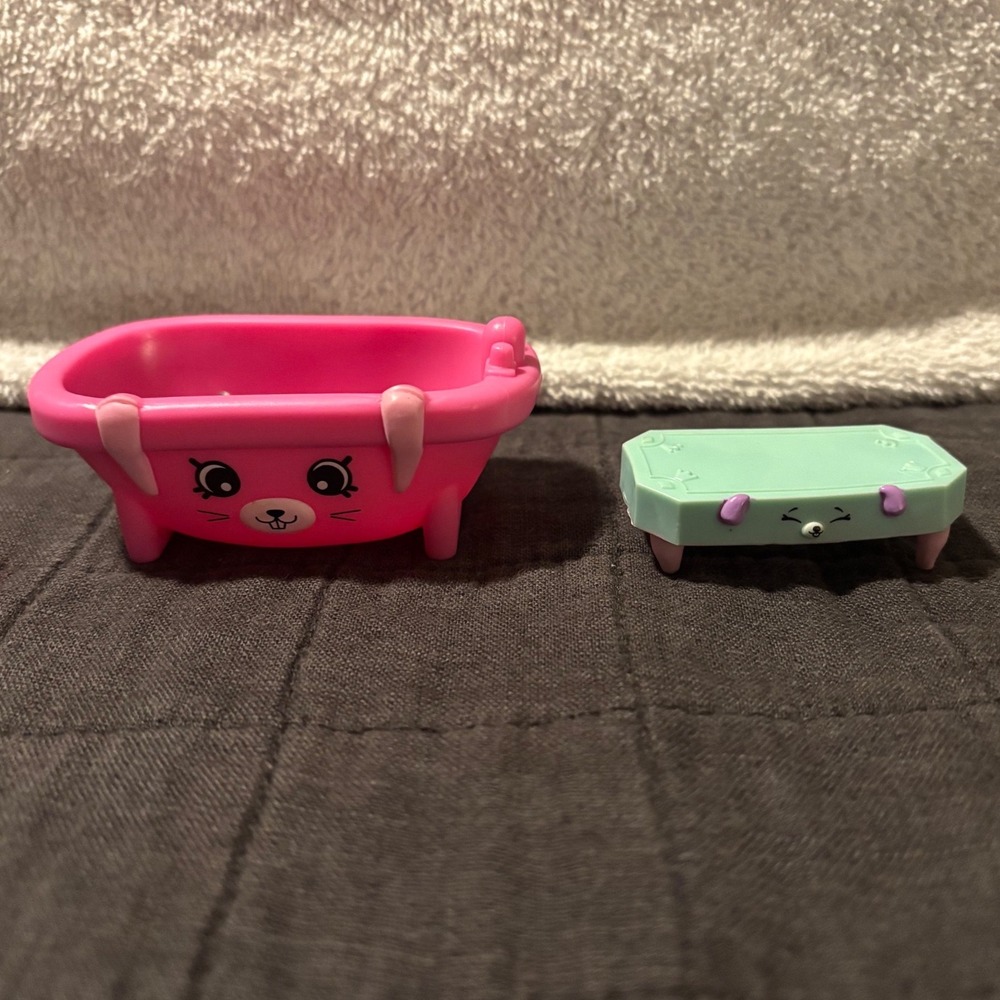 Shopkins Happy Places Petkins Pink Bathtub and Mint Green Bath Mat Furniture Set